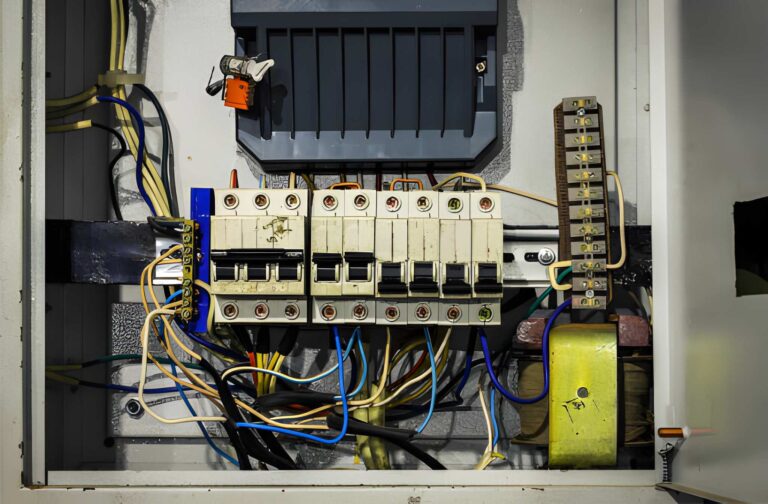 Stara aluminiowa instalacja elektryczna w bloku z wielkiej płyty w Poznaniu przed wymianą.